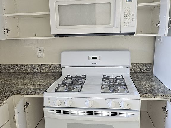 3rd image of 402 N Fair Oaks Ave