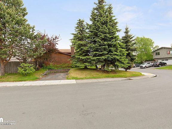 3rd image of 901 Fairwood Dr