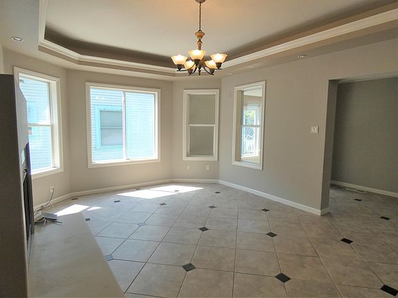 5th image of 360 E Saint James St