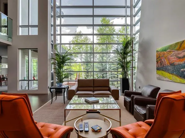 25 SE Posthill Dr SW, Calgary, AB T3H 0A8