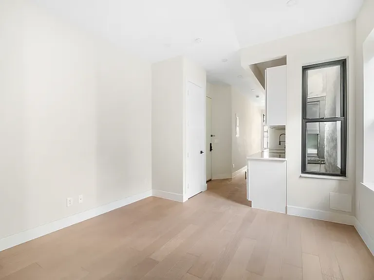 106 E 7th St #3E — Photo 3