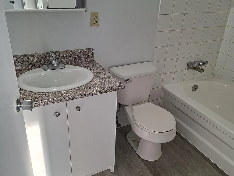 525 Saint Lawrence St — Photo 21