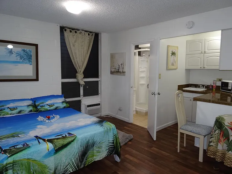 Waikiki Whale Watcher Apartments — Photo 43