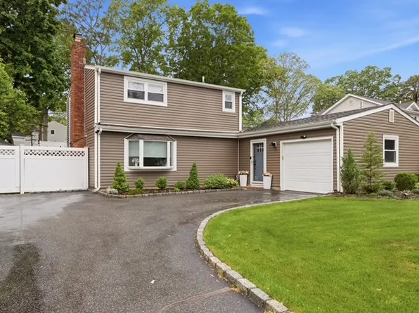 122 Shenandoah Blvd N, Nesconset, NY 11767