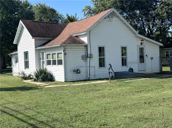 323 S 3rd St, Brownstown, IL 62418