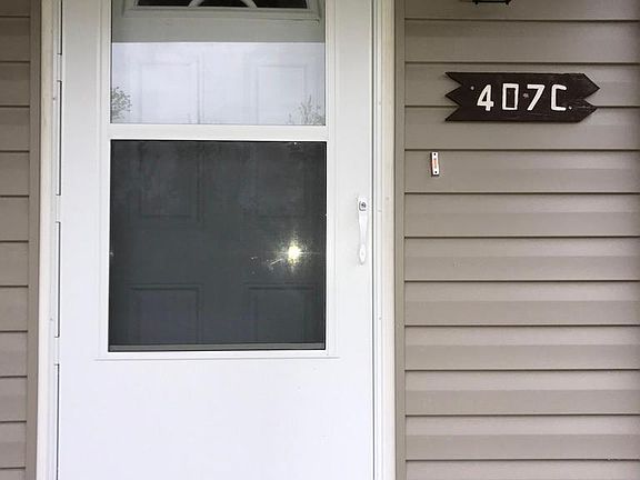 Entrance to the town house. Parking directly in front of unit.