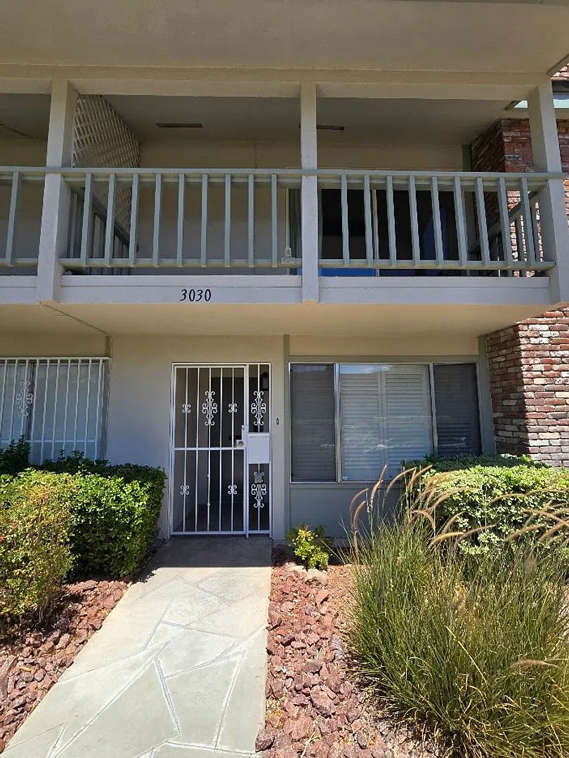 A Fabulous 3 Bedroom Townhome Centrally located. — Photo 1