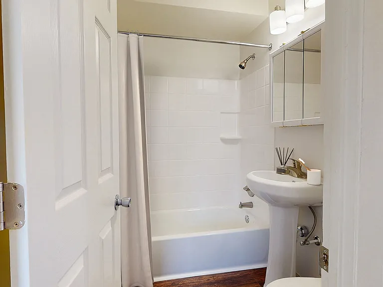 Sweetbriar Apartments — Photo 10