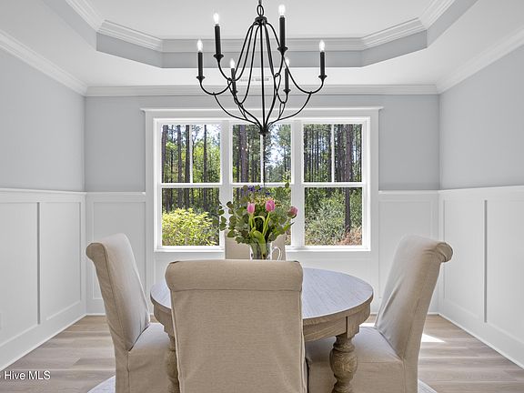 5th image of 598 Saratoga Way