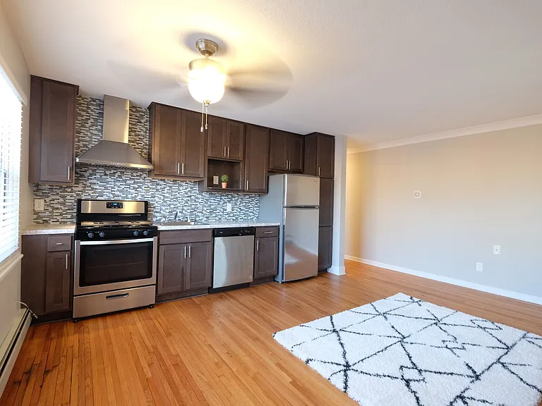 Studio, 1BA - 377 SF