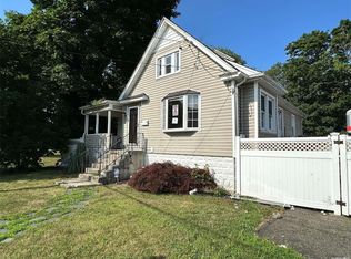 1 Lee Ct, Merrick, NY 11566