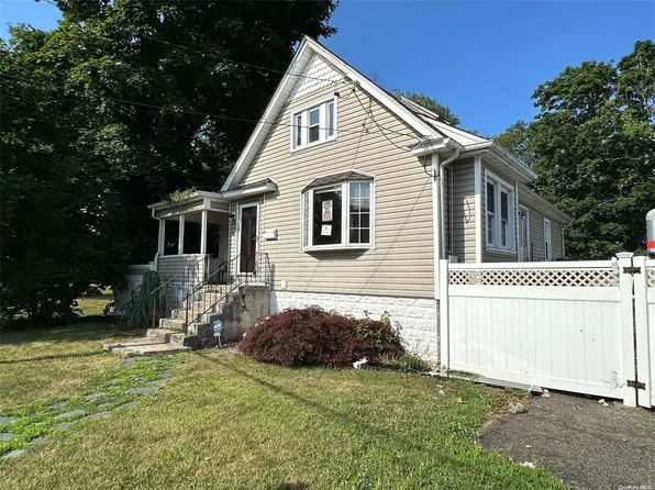 1 Lee Court, Merrick, NY 11566