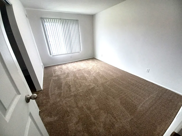 Charter Oaks Apartments — Photo 33