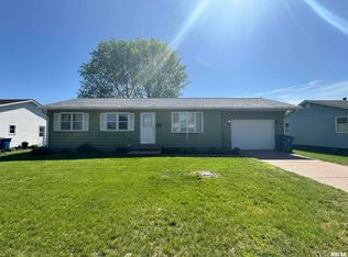 1444 Hiawatha Ln, Camanche, IA 52730