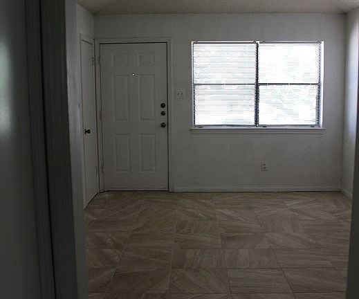 4th image of 205 Horseshoe Dr #A
