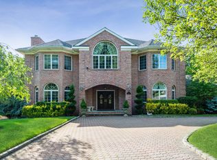 18 Woods Ct, Glen Head, NY 11545