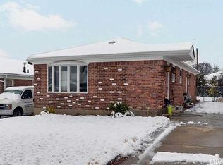 5655 219th St, Oakland Gardens, NY 11364