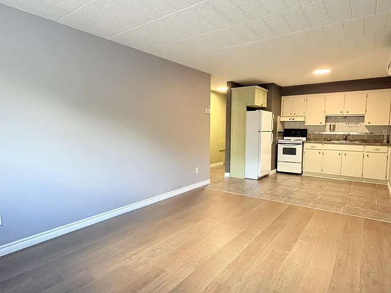 360 Tecumseh Rd W #103 — Photo 2