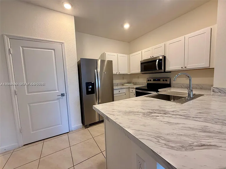 1100 SW 6th Ct #1100 — Photo 4