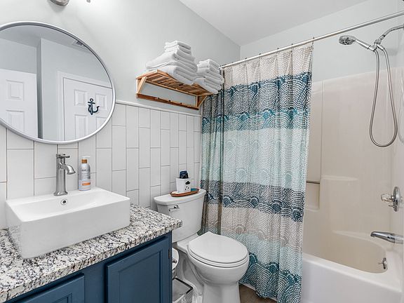 4th image of 13 N Pinewood Dr #D