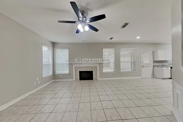 3 bed, 2.5 bath, 2464 sqft, $2,500 — Photo 4