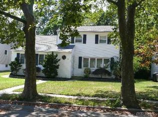 28 Guilford Park Dr, West Babylon, NY 11704
