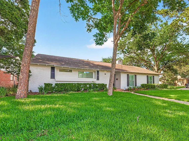 10602 Longmont Dr — Photo 2