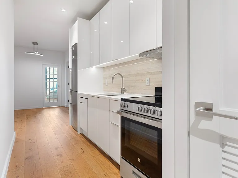 205 10th Ave #2S — Photo 1