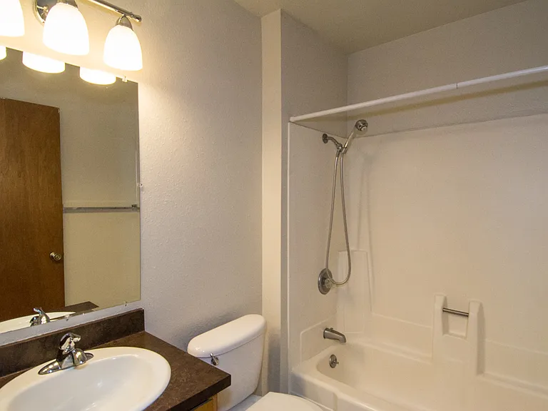 Alamont Apartments — Photo 6