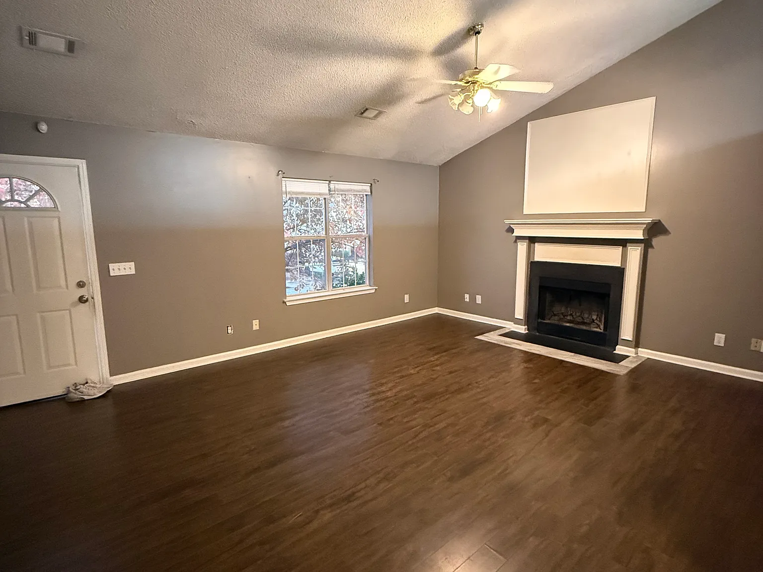 11 Huntcliff Dr — Photo 2