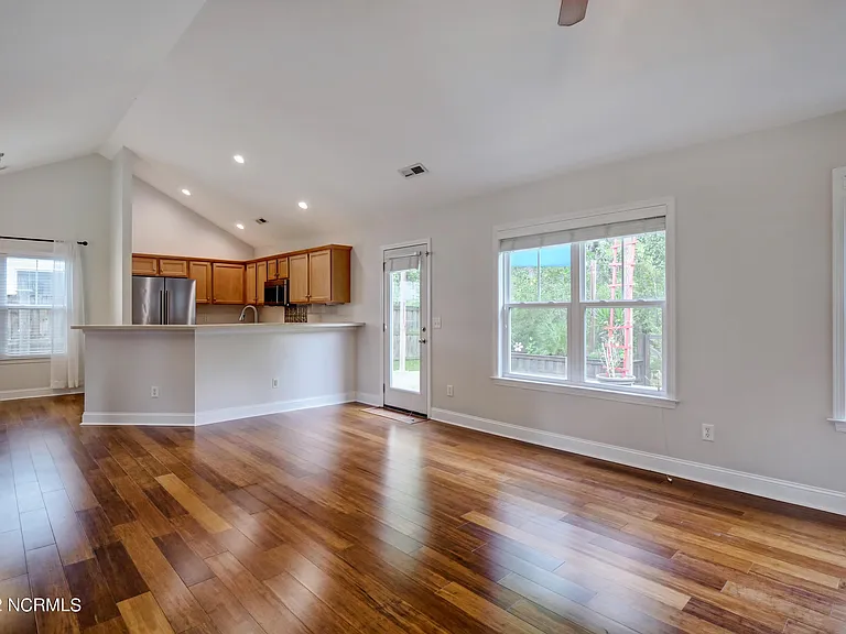 611 Catamaran Dr — Photo 3