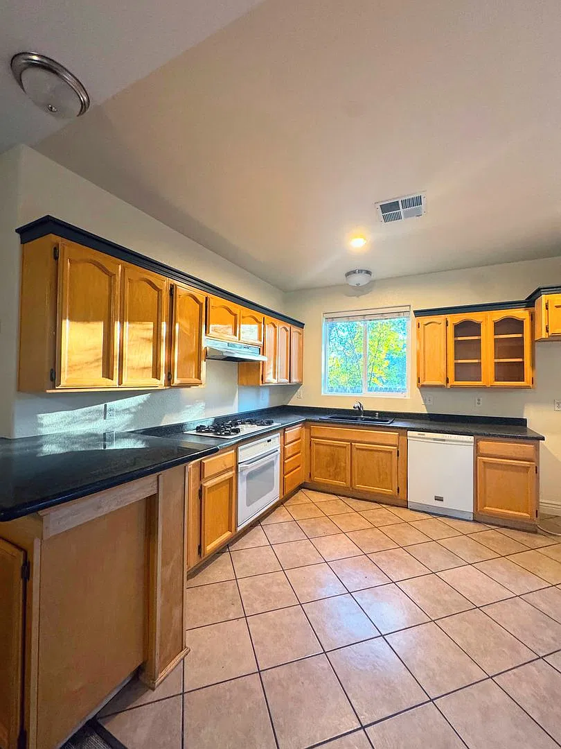 Adorable 3 bedroom 2.5 Bath Unit for Rent — Photo 3