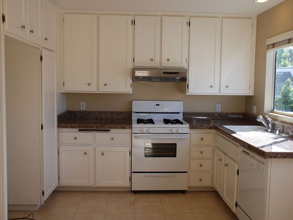 Spacious Kitchen + NEW APPLIANCES