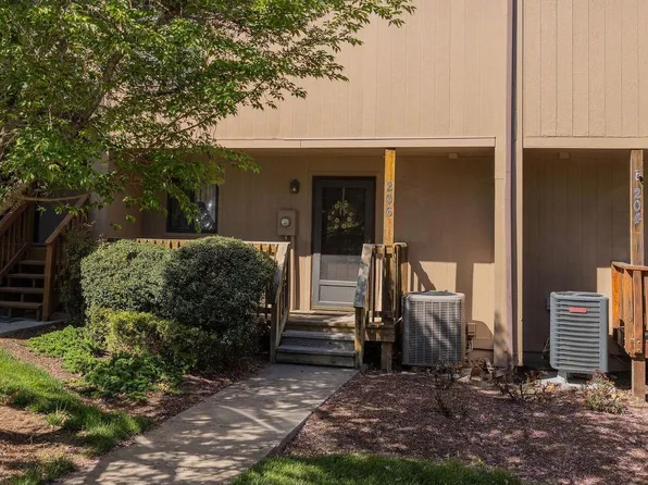 206 Fishhook Ln, Hedgesville, WV 25427