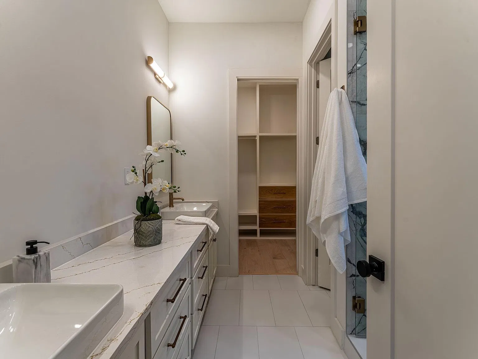 3 bed, 3.5 bath, 2258 sqft, $5,845 — Photo 3