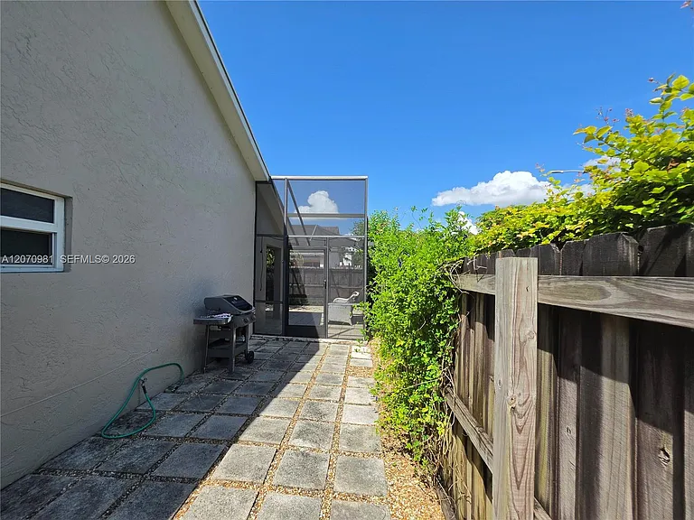 10076 NW 51st Ter — Photo 31