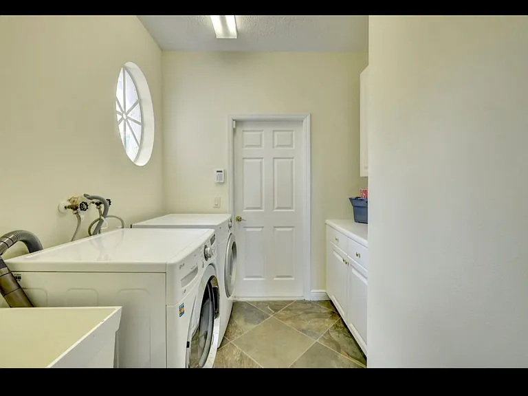 SW Lake Grove Cir — Photo 16