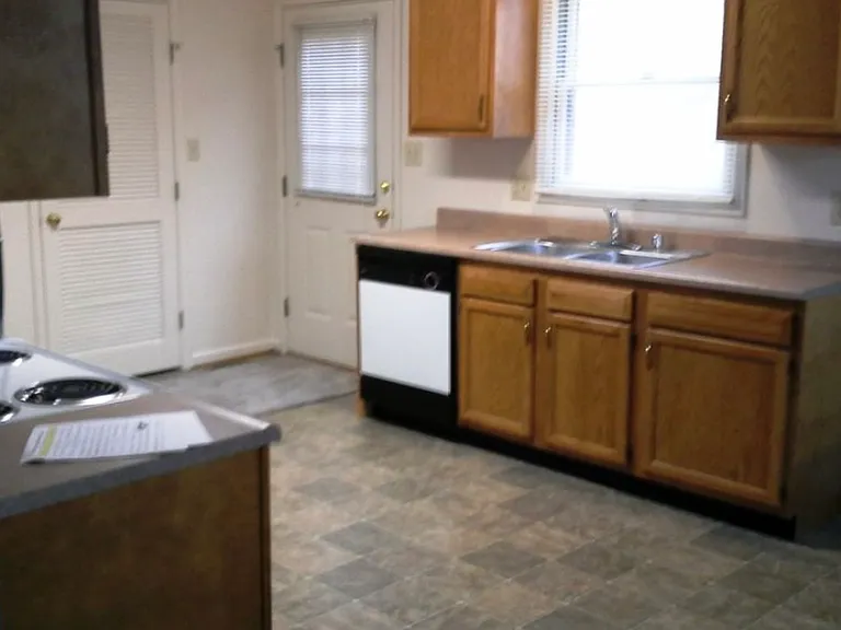 307 Lakeview Dr — Photo 2