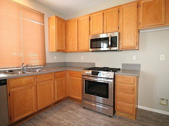 5th image of 2313 E Newgrove St