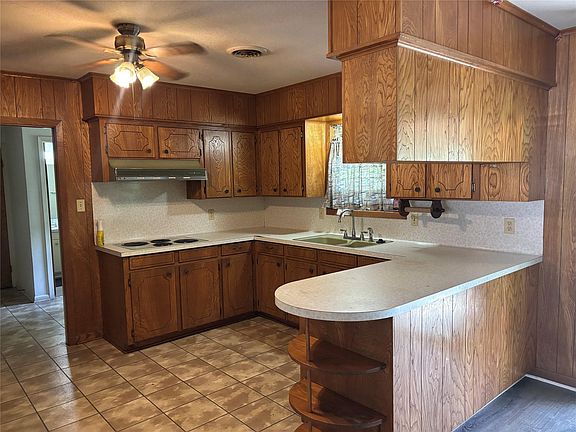 2nd image of 1506 Meadow Ln