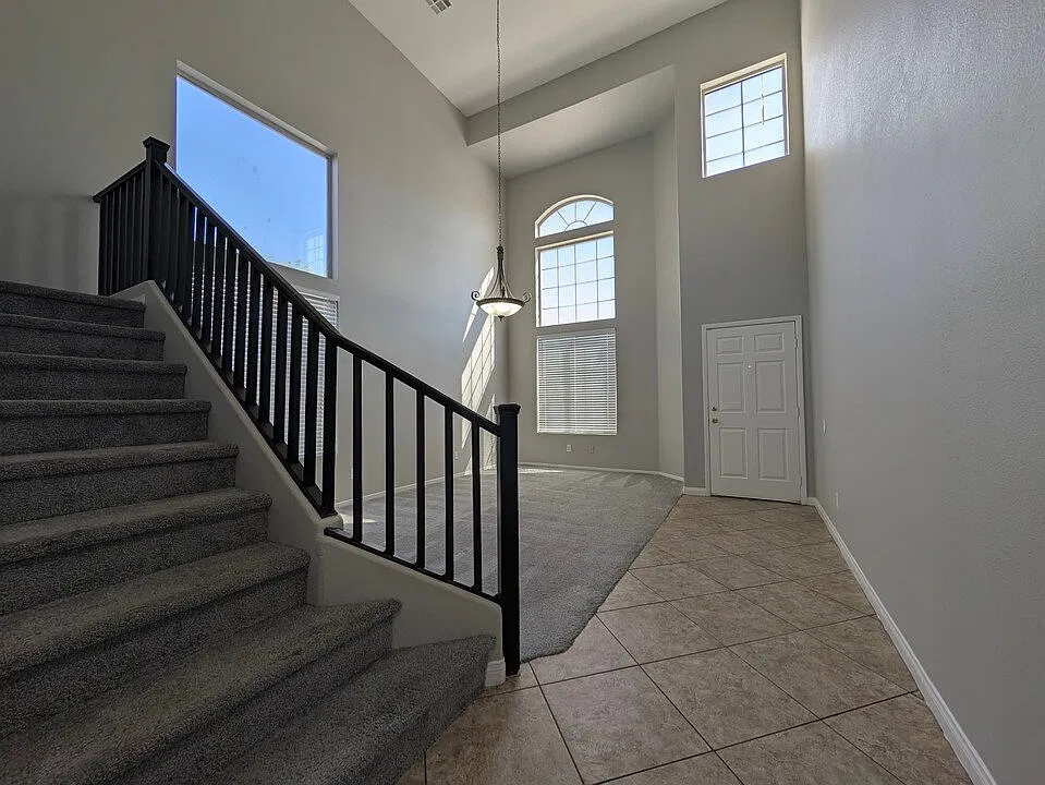 4 bed, 2.5 bath, 1969 sqft, $2,095 — Photo 2