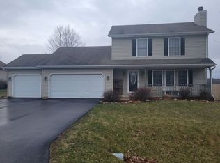 208 Windmill Dr, Rochelle, IL 61068