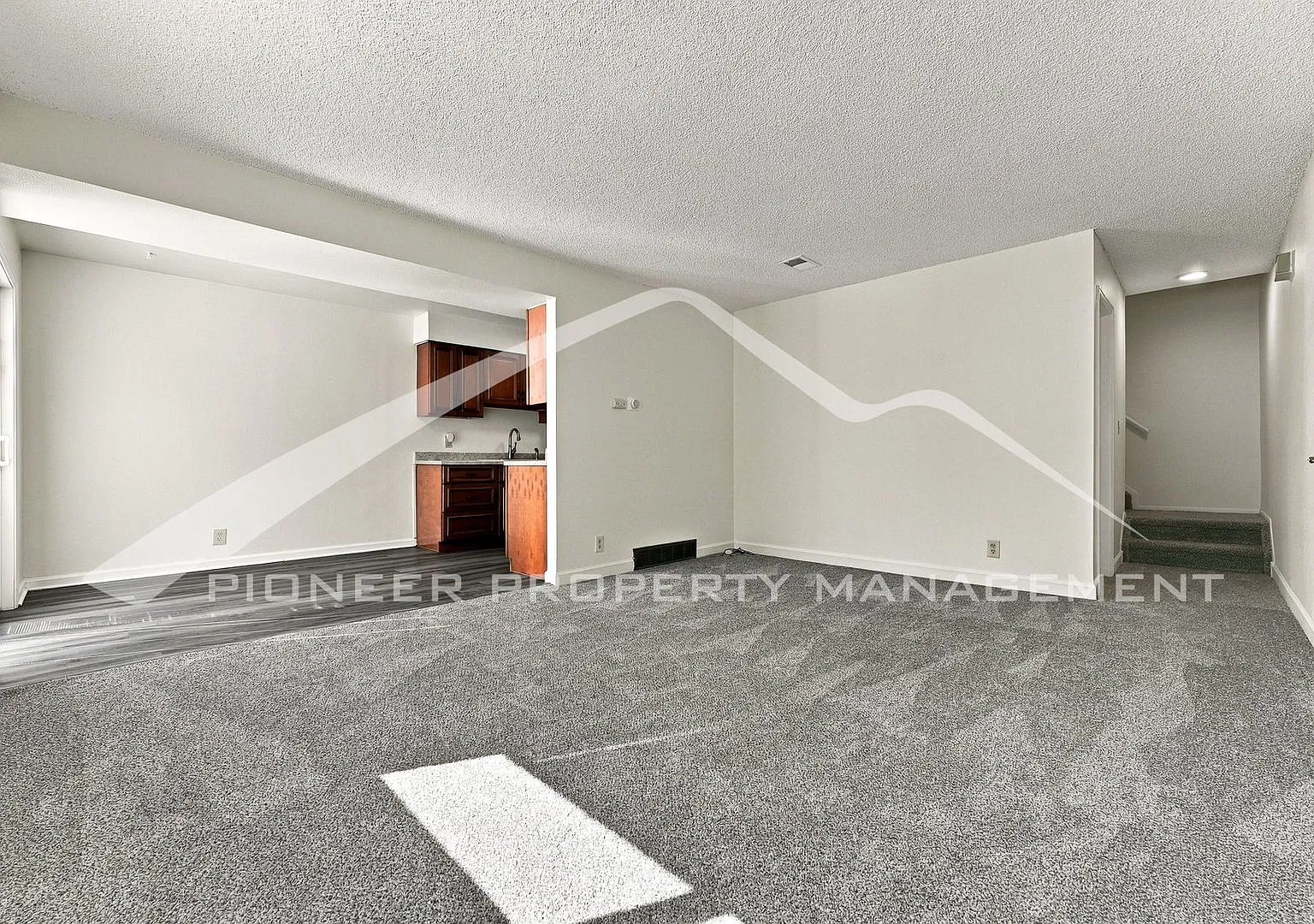 Spacious Townhouse with Central AC and Washer/Dryer — Photo 4