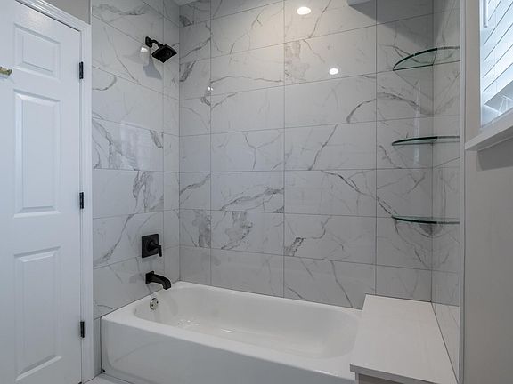 5th image of 1063 N Wood St APT 2