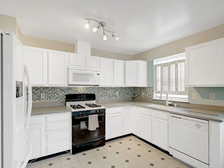 1121 Varney St SE — Photo 8
