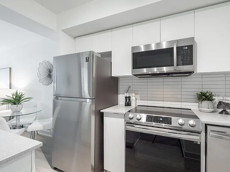 3385 Dundas St W — Photo 9