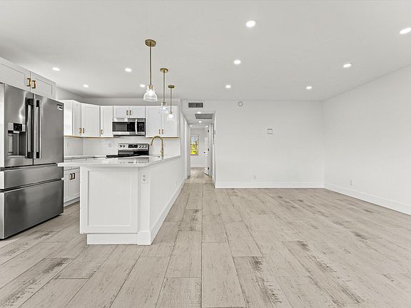 4th image of 308 Preston H #308