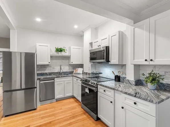 31 Bradbury St, Allston, MA 02134