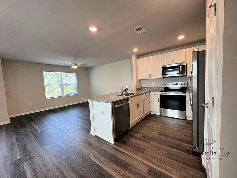 555 Gemstone Blvd — Photo 7
