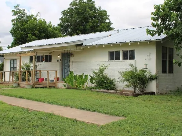 1006 N College St, Brady, TX 76825